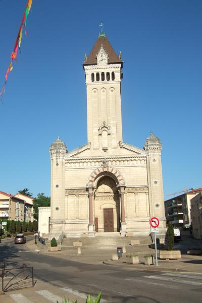 2011-05- (223).JPG - Morgens früh fahren wir von Lyon aus mit dem Bus zurück nach Chaponost - hier die Kirche am zentralen Platz